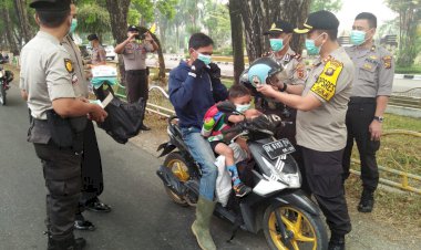Khawatir ISPA, Kapolres Merangin Bagikan Ribuan Masker ke Pengendara