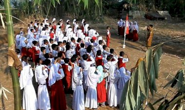 Tak Miliki Lapangan, Siswa SDN Ini Upacara di Kebun Bambu dengan Khidmat