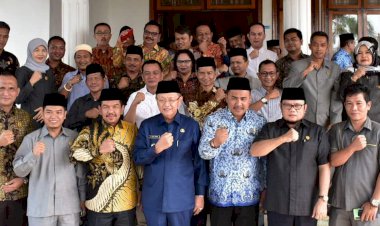 Dihadapan 35 Anggota DPRD, Cek Endra Curhat Soal Paripurna yang Sering Molor