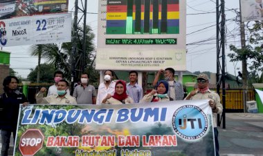 IJTI Jambi Pun Gelisah Soal Asap, Bagikan 2.000 Masker ke Pemotor