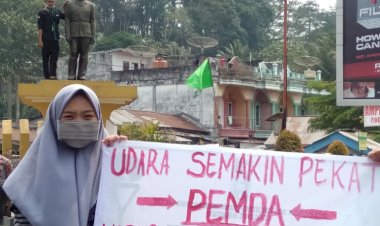 Protes Kabut Asap, HMI Bangko Pasangi Masker ke Patung HM Kamil