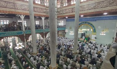 Ribuan Jamaah Ikuti Pemakaman Tuan Guru KH Abdul Halim Kasim