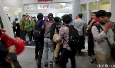 Bentrok dengan Aparat Malam Ini, 80 Mahasiswa Dilarikan ke RS Pertamina