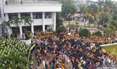 Massa Aksi Vandalisme Gedung DPRD Sumbar