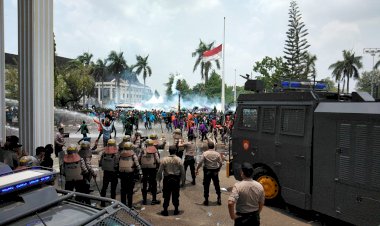 RUSUH!! Mahasiswa Ngotot Masuk ke Gedung DPRD Lakukan Sidang Paripurna Tolak RUU