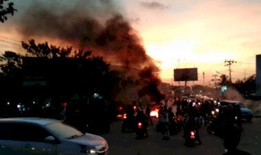 Demo di Kendari, Mahasiswa Blokade Beberapa Titik jalan Bakar Ban