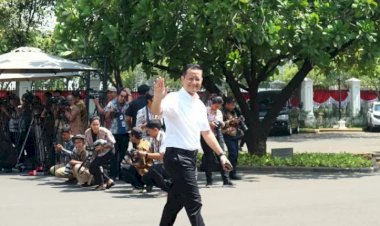 Gunakan Kemeja Putih Politikus PDIP Juliari Batubara merapat ke Istana