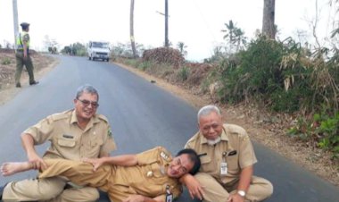 Viral Aksi Nyeleneh Bupati Banjarnegara Guling-guling di Jalan