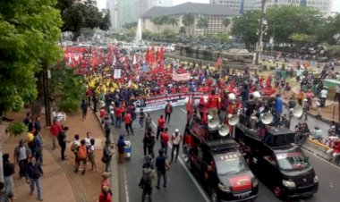 Ratusan Massa Indonesia Memanggil bergerak ke Istana Merdeka, Teriak RE-VO-LU-SI