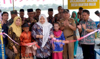 Bupati Masnah Resmikan Dermaga Penyeberangan Desa Rantaumajo
