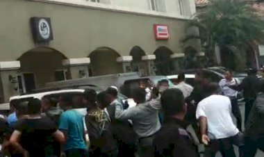 Viral Aksi Sekelompok Ormas Rusak Minimarket Terekam Ponsel Warga