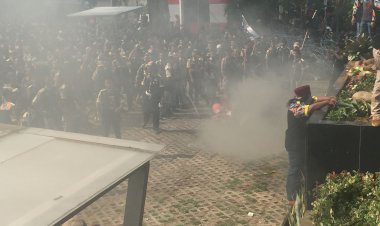 Massa Rusuh Depan KPK Bakar Traffic Cone & Dorong Polisi