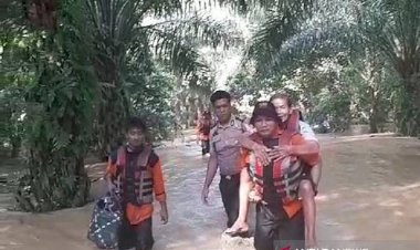 Begini Aksi Tim Penyelamat Gendong Manula Evakuasi Korban Banjir Rokan Hulu