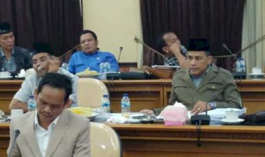 Aksi Lempar Botol! Anggota DPRD Muarojambi Ini Kesal ke Kadis PUPR
