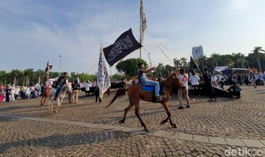 9 Pemuda Berkuda Kibarkan Bendera Ar-Rayah di Reuni 212