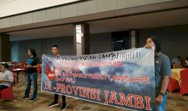 Tolak Bio Cf INFL di Jambi, Kelompok Rakyat Peduli Hutan Aksi Bentangkan Spanduk saat Dialog Berlangsung