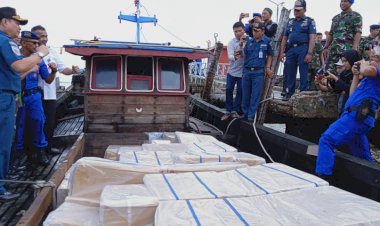 Satgas Andalas Amankan 400 Ribu Bungkus Rokok Ilegal di Perairan Kualatungkal