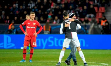 Ronaldo Meradang Saat Fans Memaksa Selfie di Lapangan!