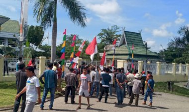 Kantor Bupati Sarolangun Dikepung Massa