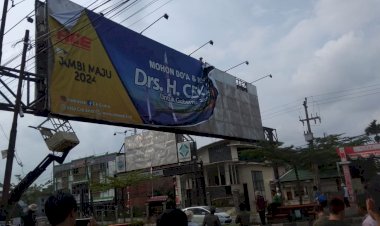 Ternyata Ini Penyebab Baleho Raksasa Cek Endra Dicopot Pemkot Jambi