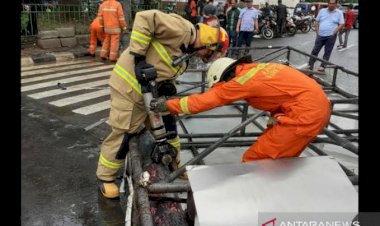 Polisi Ungkap Rangka Keropos Penyebab Reklame di Cengkareng Tumbang