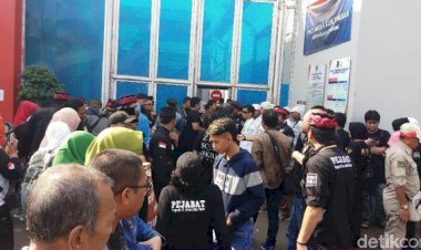 Ahmad Dhani Bebas, Massa Bawa Poster 'Pengujar Kebenaran'