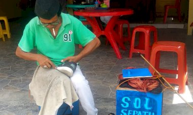 Tak Bisa Melaut, Nelayan Ini Banting Stir Jadi Tukang Sol Sepatu