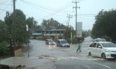 Banjir di Sidrap Bikin Arus Lalulintas Poros Terputus