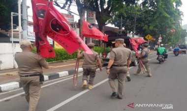 Warga Merasa Terganggu, Satpol PP DKI Cabut 500 Atribut PDIP