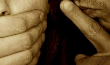 Bejat! Pemuda Kumpeh Ini Raba Tubuh ABG di Samping Istri