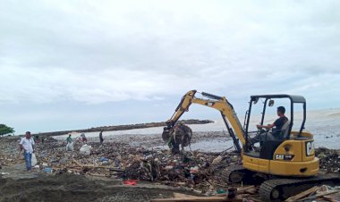 Hujan Deras, Puluhan Ton Sampah Menumpuk di Pantai Padang