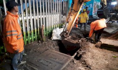 Banjir di Wonokromo, Risma Minta Got yang Tersumbat Dibongkar: Nek Gitu yang Sini Coba Juga!