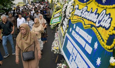 Ucapkan Kalimat La Ilaha Illallah, Ribuan Jemaah Antar Gus Sholah ke Liang Lahat