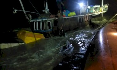 Kapal Nelayan Tanjab Barat Dihantam Ombak Hingga Karam, Tiga Nelayan Selamat