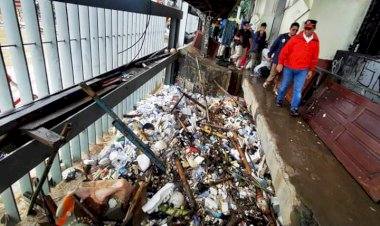 Pantau Pintu Air Manggarai, Anies Jelaskan Genangan Air Mulai Surut