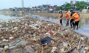 Tak Tanggung-tanggung, Sampah Kiriman di Pintu Air Manggarai Hingga 360 Ton
