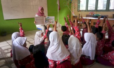 Gunakan Buku Besar dan Kelas Nyaman, Cerita Guru di Tanjab Timur ini Bisa Sangat Menginspirasi