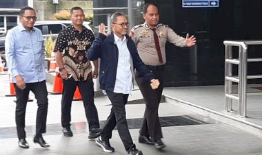 Tiba di KPK Penuhi Panggilan Ketiga, Zulhas Melambaikan Tangan