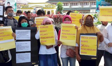 Pelaku Pencabulan Divonis Bebas, Puluhan Orang Tua Korban dan Aktivis Lakukan Aksi di Kejati Jambi