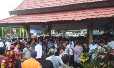 Ribuan Masyarakat Turut Antar Romi-Roby ke KPU Tanjab Timur