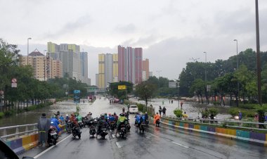 Banjir Putuskan Banyak Jalur Menuju Monas, Warga: Banjir Kali Ini Sangat Parah!