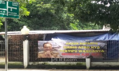 Spanduk Kritikan untuk Gubernur Anies: Banjir Kotanya, Habis APBD-nya, Tertipu Warganya, Mundur Aje Deh!