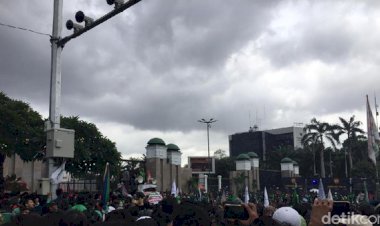 Usai Jumatan Massa Ojol Geruduk DPR