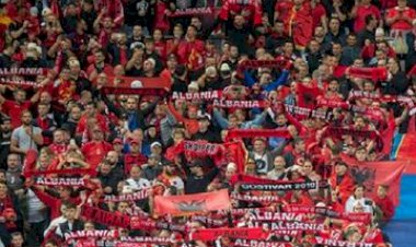 Penonton Liga Afrika Ini Terobos Stadion Pakai BMW, Nyaris Bunuh Wasit