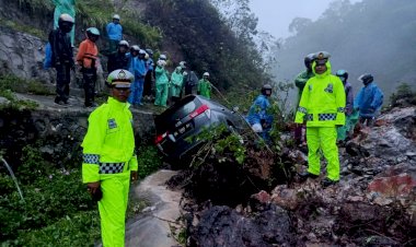 Jalan Lintas Solok Sumbar Tertimbun Longsoran, Satu Minibus Avanza Terseret