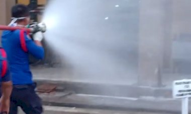 Cegah Corona, Mobil Damkar Bungo Semprotkan Cairan Disinfektan