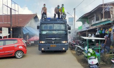 Polres Muarojambi Semprot Disinfektan di Fasilitas Umum