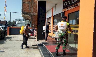 Penyemprotan di Fasilitas Umum, Kapolres Bungo: Masyarakat Jangan Berkerumun Demi Cegah COVID-19