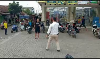 Viral Pria Pegang Pisau Lawan Polisi di Depan Minimarket, Begini Faktanya...