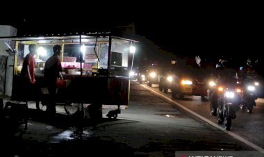 Berlakukan Jam Malam, Petugas Bubarkan Lapak PKL di Mataram